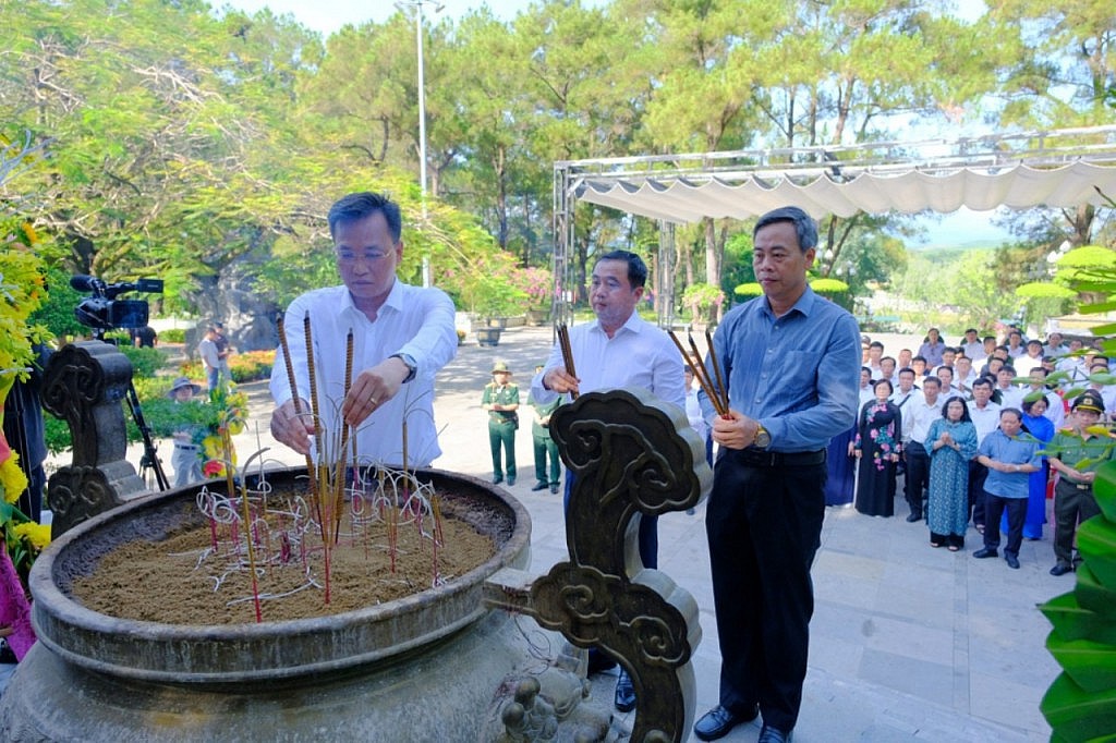 Đoàn cán bộ hai tỉnh Hưng Yên, Hải Dương dâng hương, dâng hoa tại 2 Nghĩa trang Liệt sĩ quốc gia