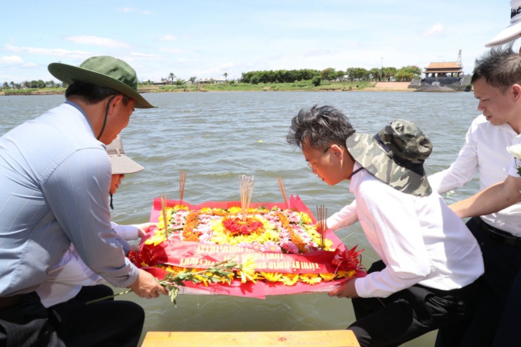 Đoàn cán bộ hai tỉnh Hưng Yên, Hải Dương dâng hương, dâng hoa tại 2 Nghĩa trang Liệt sĩ quốc gia