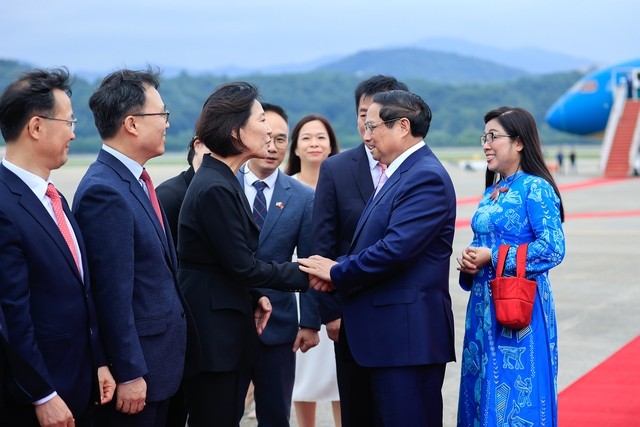 Thủ tướng Phạm Minh Chính và Phu nhân tới Thủ đô Seoul bắt đầu thăm chính thức Hàn Quốc
