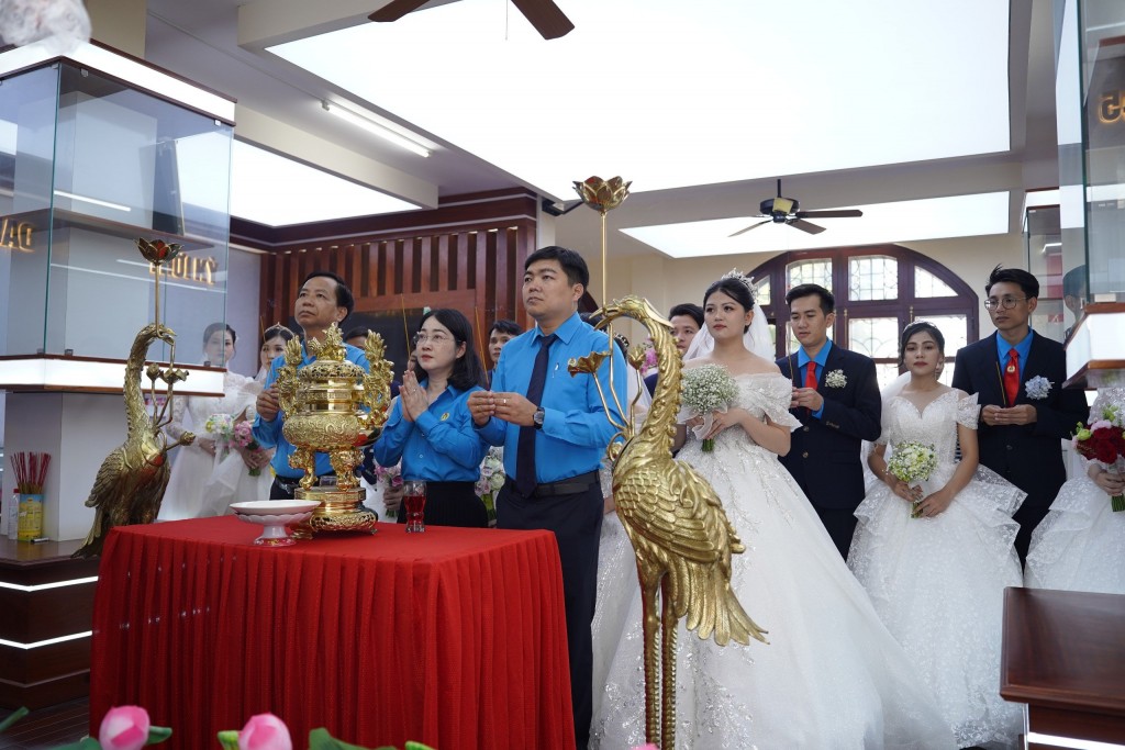Bình Dương: Tố chức đám cưới tập thể cho 10 cặp uyên ương là công nhân lao động