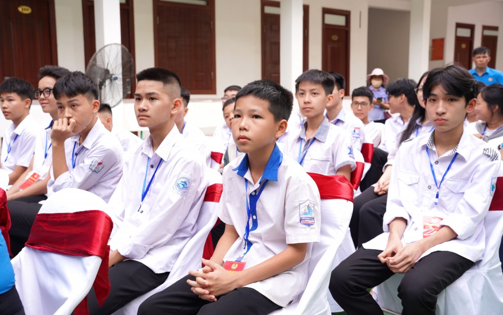 Nghệ An: Xúc động chương trình tuyên dương học sinh có hoàn cảnh mồ côi vượt khó, học giỏi