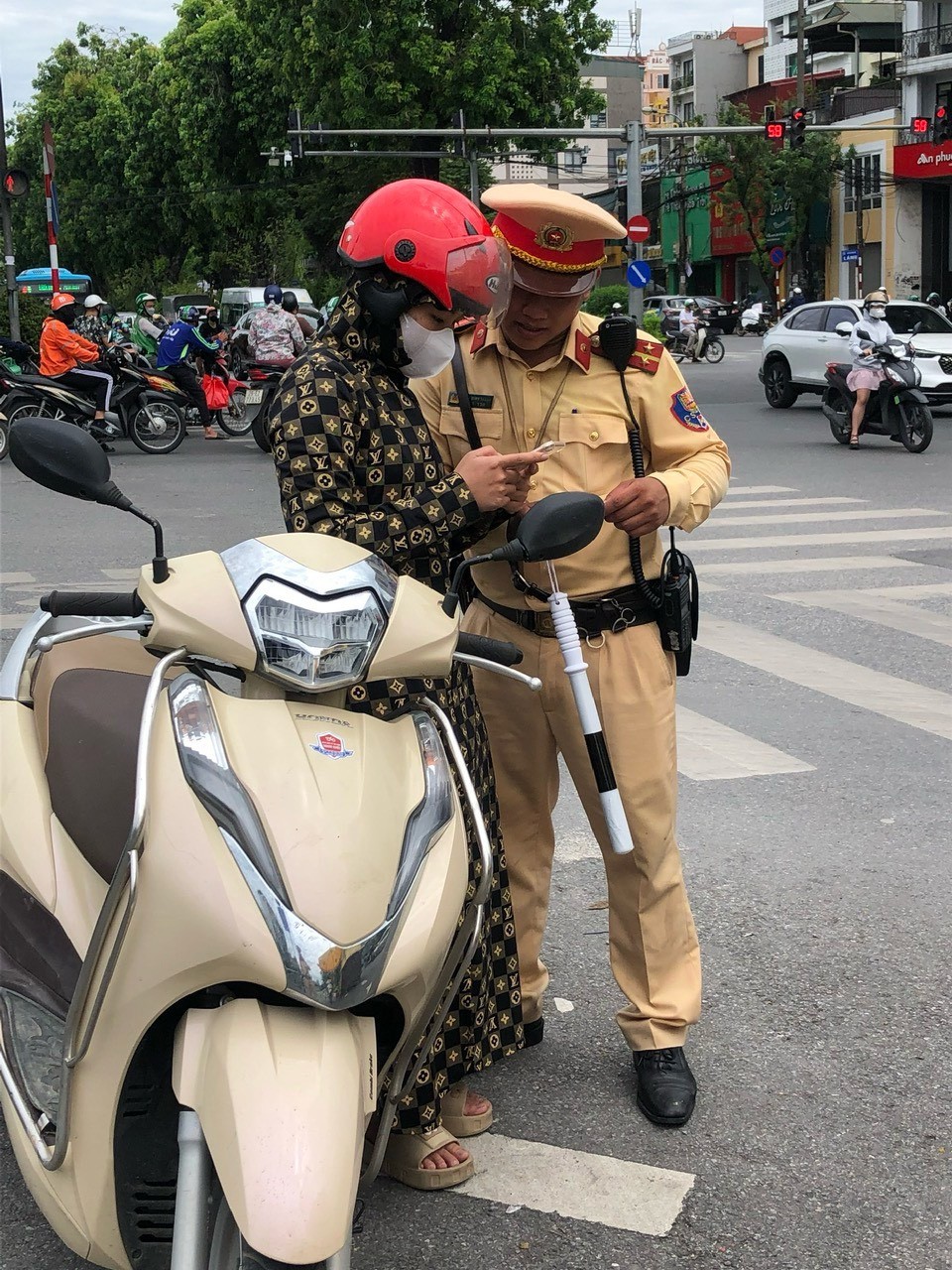 Hà Nội: Người phụ nữ đầu tiên bị tạm giữ giấy phép lái xe trên VNeID