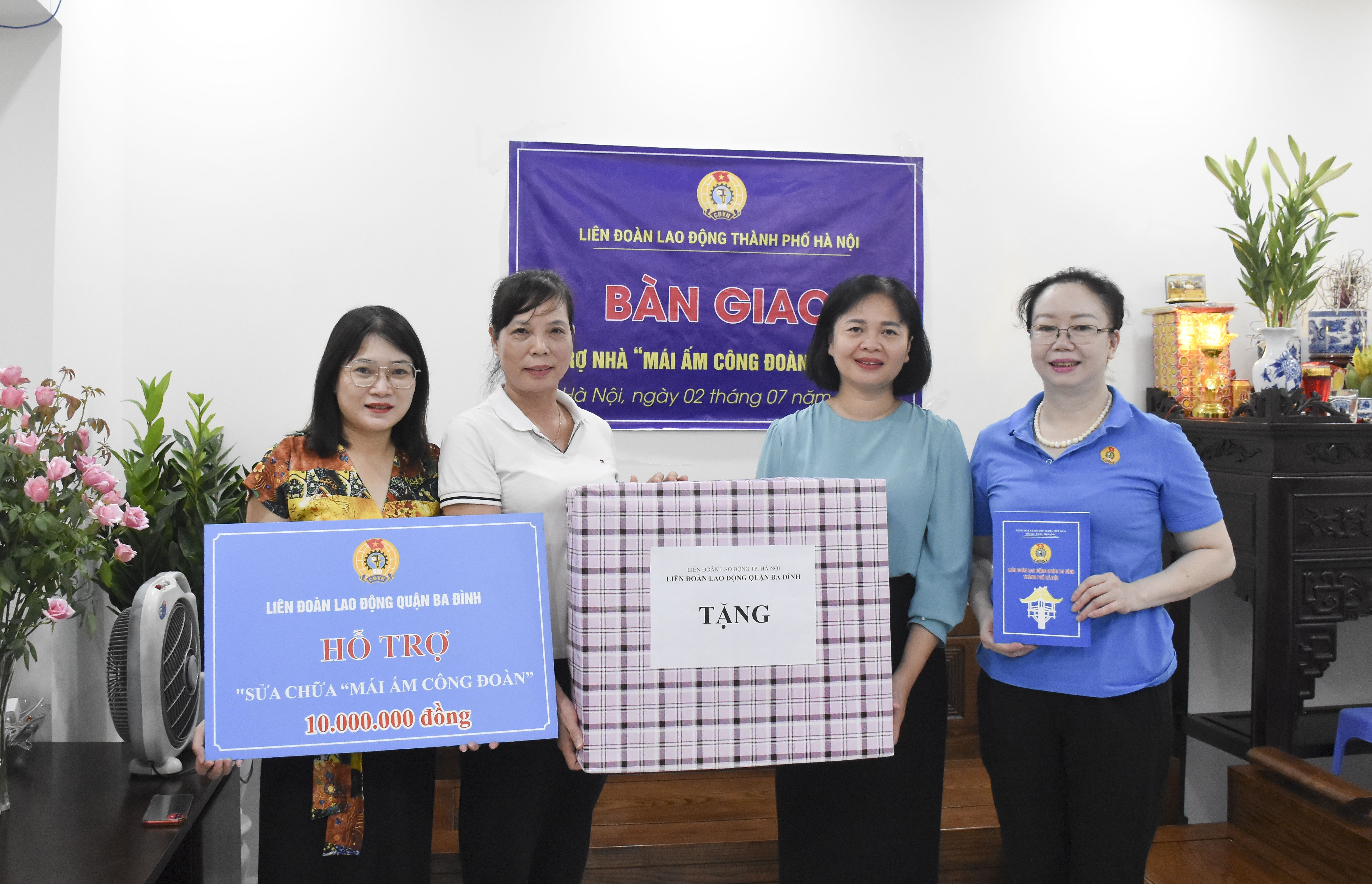 Trao hỗ trợ kinh phí sửa chữa “Mái ấm Công đoàn” cho đoàn viên công đoàn quận Ba Đình