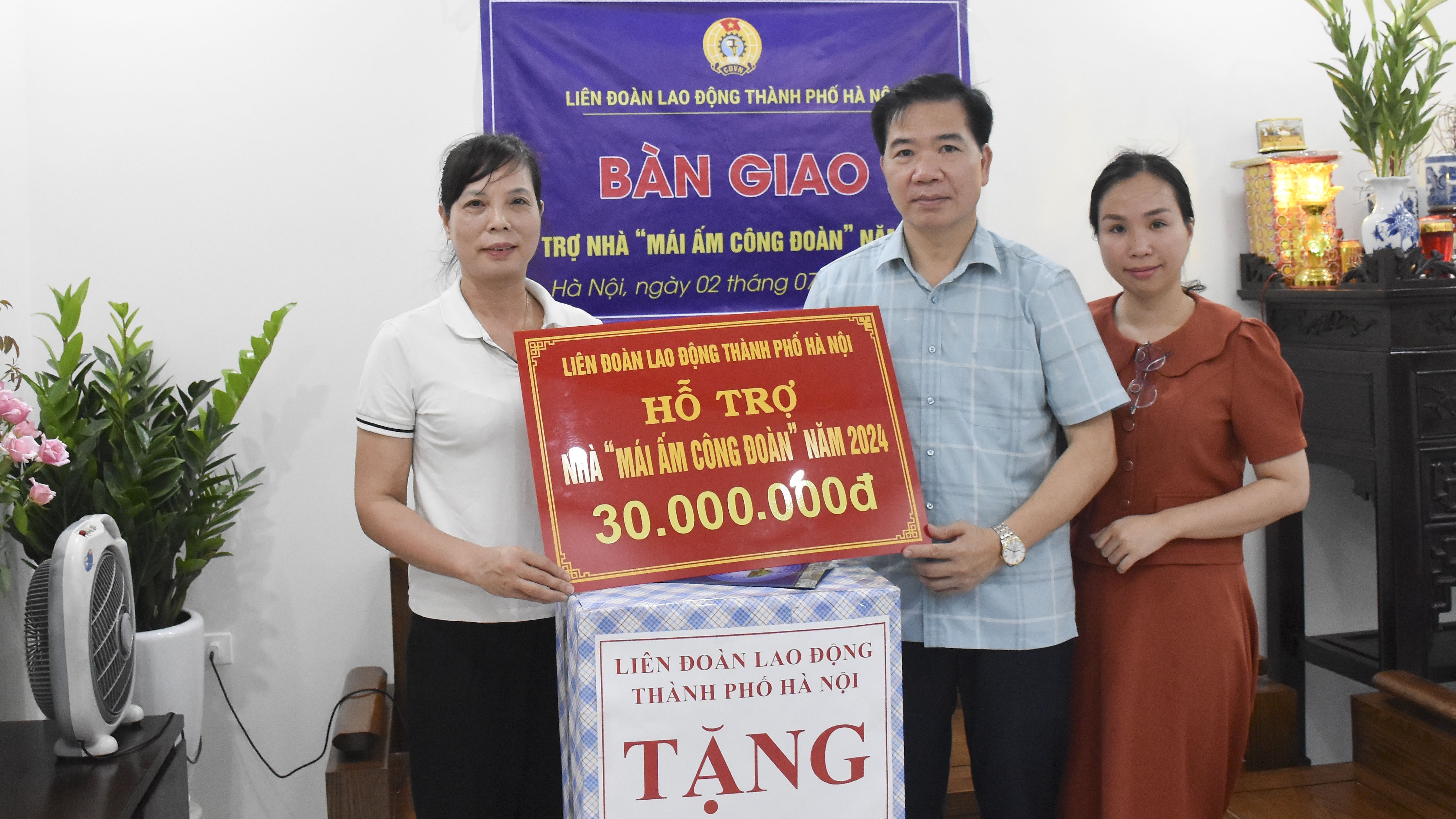 Đoàn viên công đoàn quận Ba Đình nhận hỗ trợ kinh phí sửa chữa "Mái ấm Công đoàn"