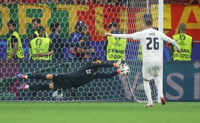 Bàn tay Costa cứu Ronaldo thoát khỏi “địa ngục”