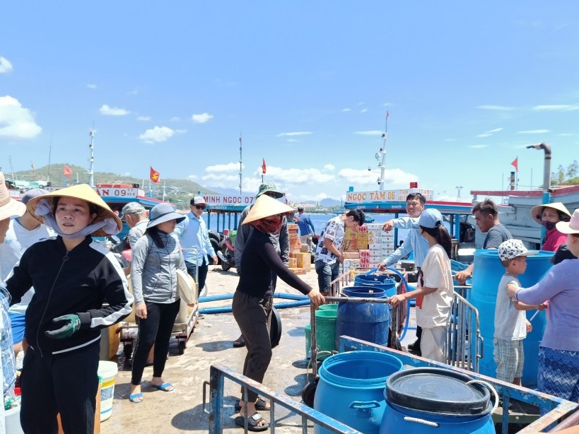 Khắc phục sự cố “khát” nước sinh hoạt cho hàng nghìn người dân đảo Trí Nguyên