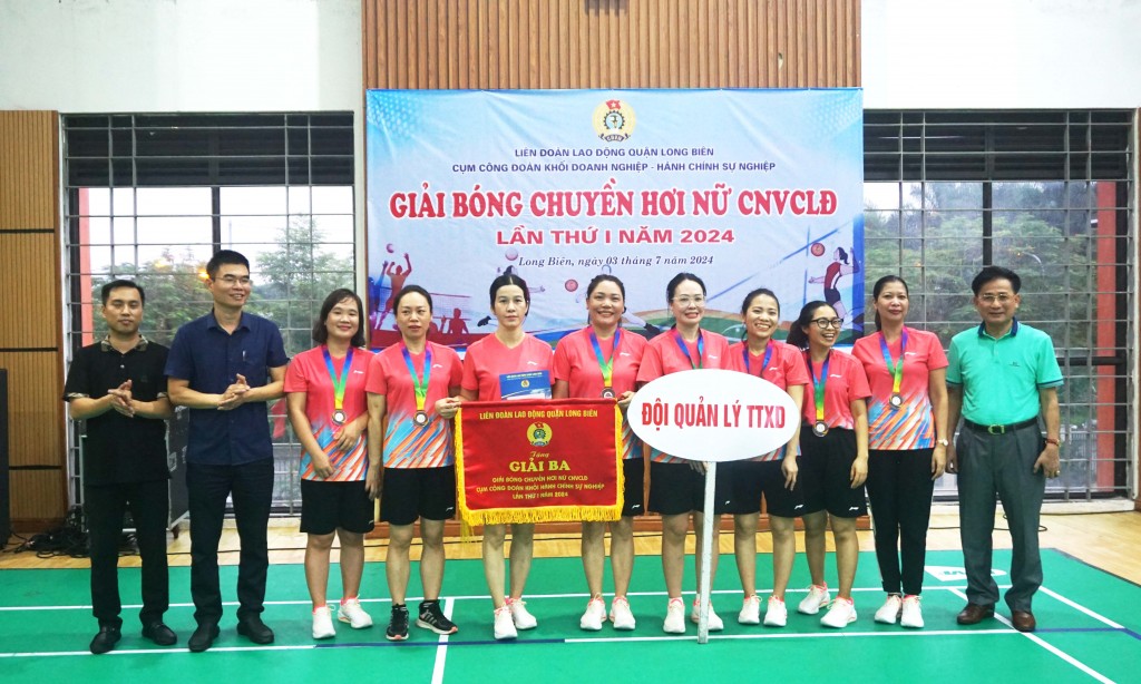 Sôi nổi Giải bóng chuyền hơi nữ Cụm Công đoàn khối doanh nghiệp - hành chính sự nghiệp quận Long Biên
