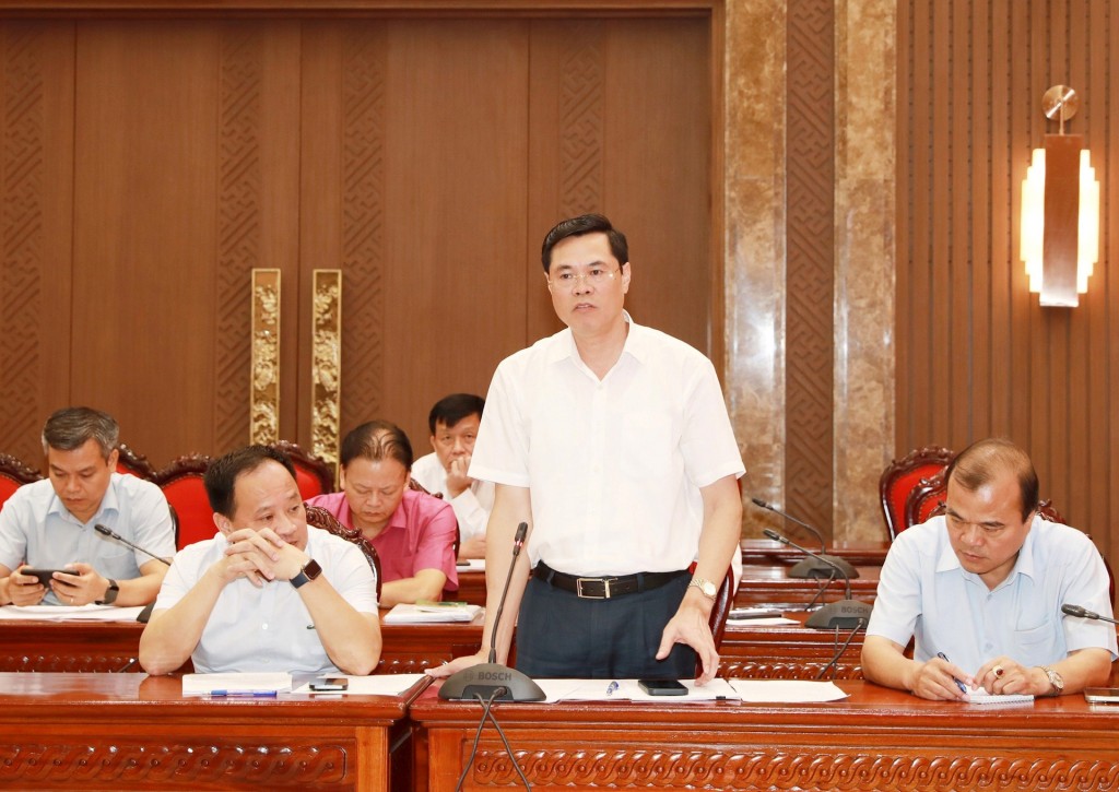 Phó Bí thư Thường trực Quận ủy Hoàng Mai Nguyễn Xuân Phong tham luận tại Hội nghị