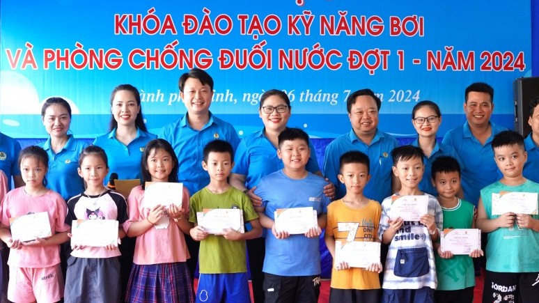 Nghệ An: Bế mạc lớp học bơi cho con đoàn viên, người lao động