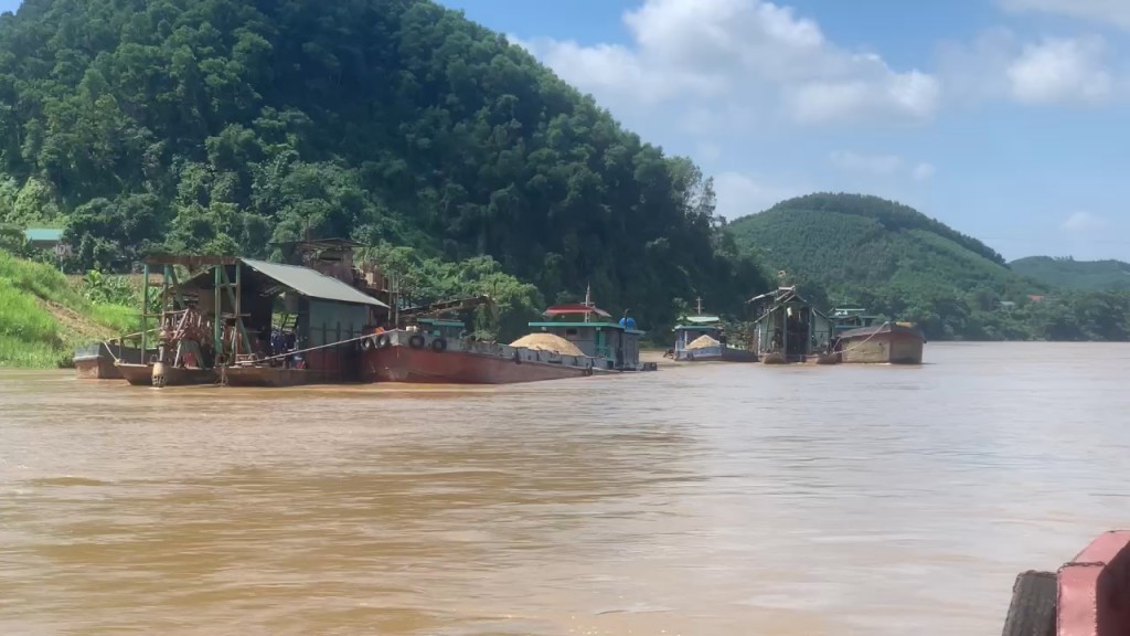 Cảnh sát giao thông liên tiếp bắt 3 vụ khai thác cát, sỏi trái phép trên sông Lô