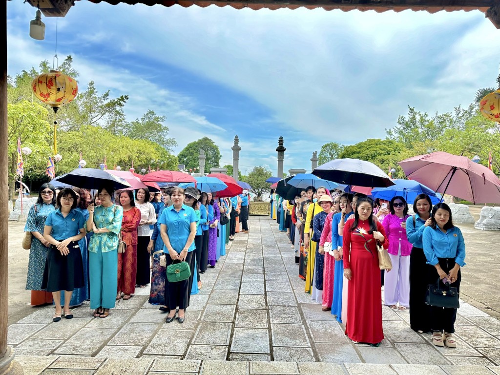 Đoàn đại biểu cán bộ Nữ công Công đoàn tiêu biểu dâng hương tại Đền thờ Hai Bà Trưng