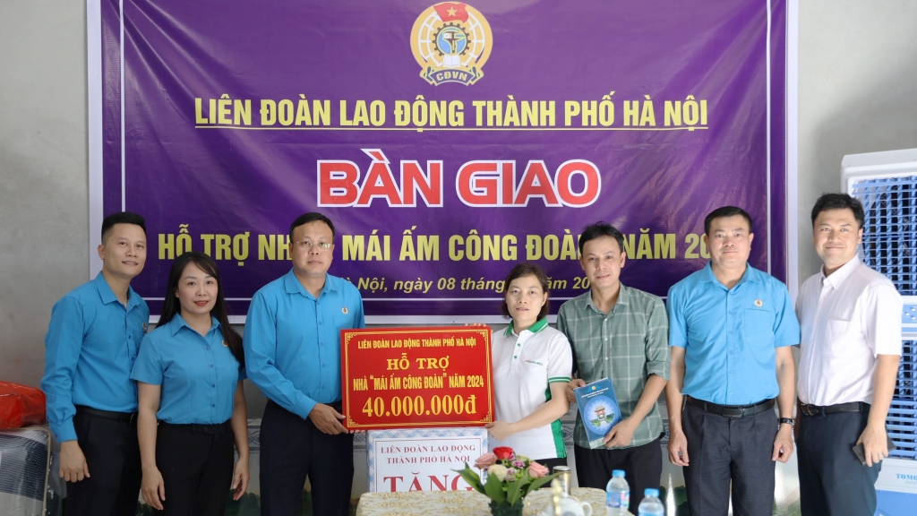 Trao hỗ trợ kinh phí xây dựng “Mái ấm Công đoàn” cho đoàn viên Công đoàn các KCN&CX Hà Nội