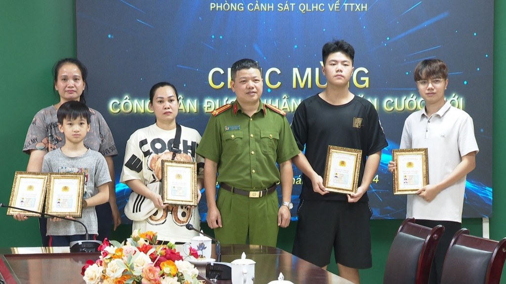 Trao thẻ Căn cước mới cho 2 công dân dưới 6 tuổi đầu tiên tại Hà Nội