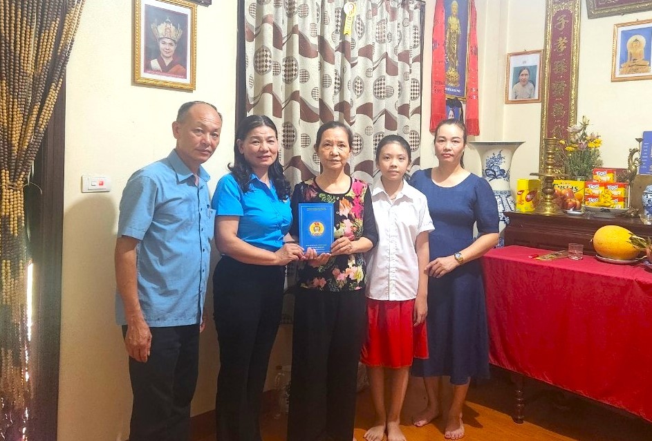Trao hỗ trợ Công đoàn cho gia đình cô giáo mắc bệnh hiểm nghèo huyện Thanh Trì