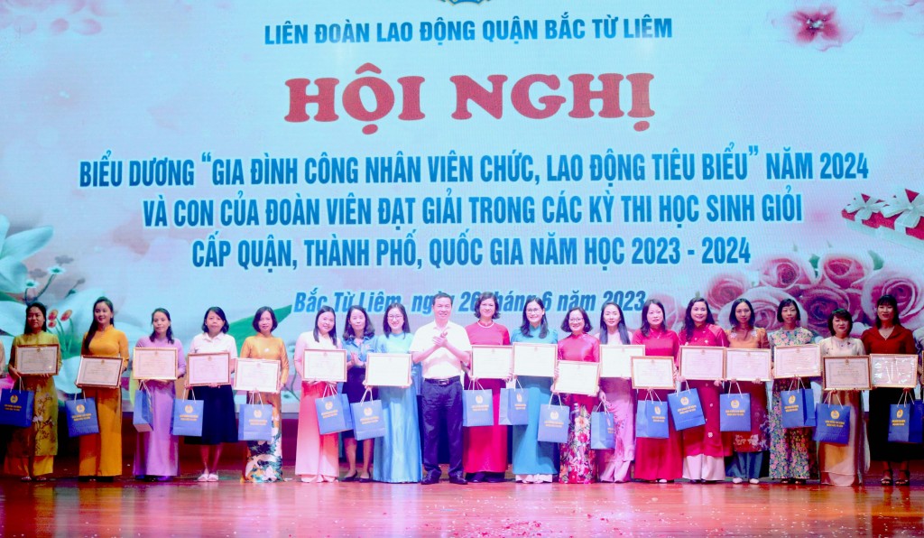 Nhân lên những tấm gương gia đình công nhân, viên chức, lao động tiêu biểu