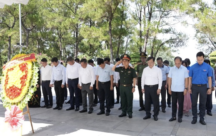 Đoàn đại biểu thành phố Hà Nội dâng hoa, tưởng niệm các anh hùng liệt sĩ tại Nghĩa trang Liệt sĩ quốc gia Trường Sơn