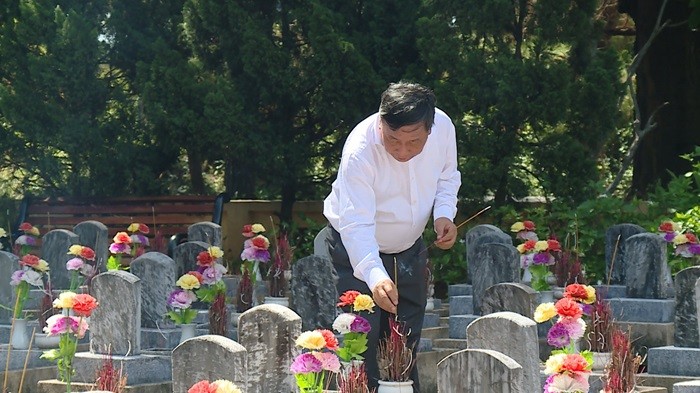 Phó Bí thư Thành ủy Nguyễn Văn Phong thắp hương các phần mộ liệt sỹ tại Nghĩa trang Liệt sĩ quốc gia Trường Sơn