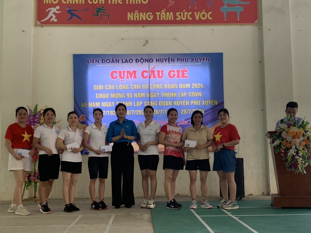 Sôi nổi Giải Cầu lông cán bộ Công đoàn huyện Phú Xuyên