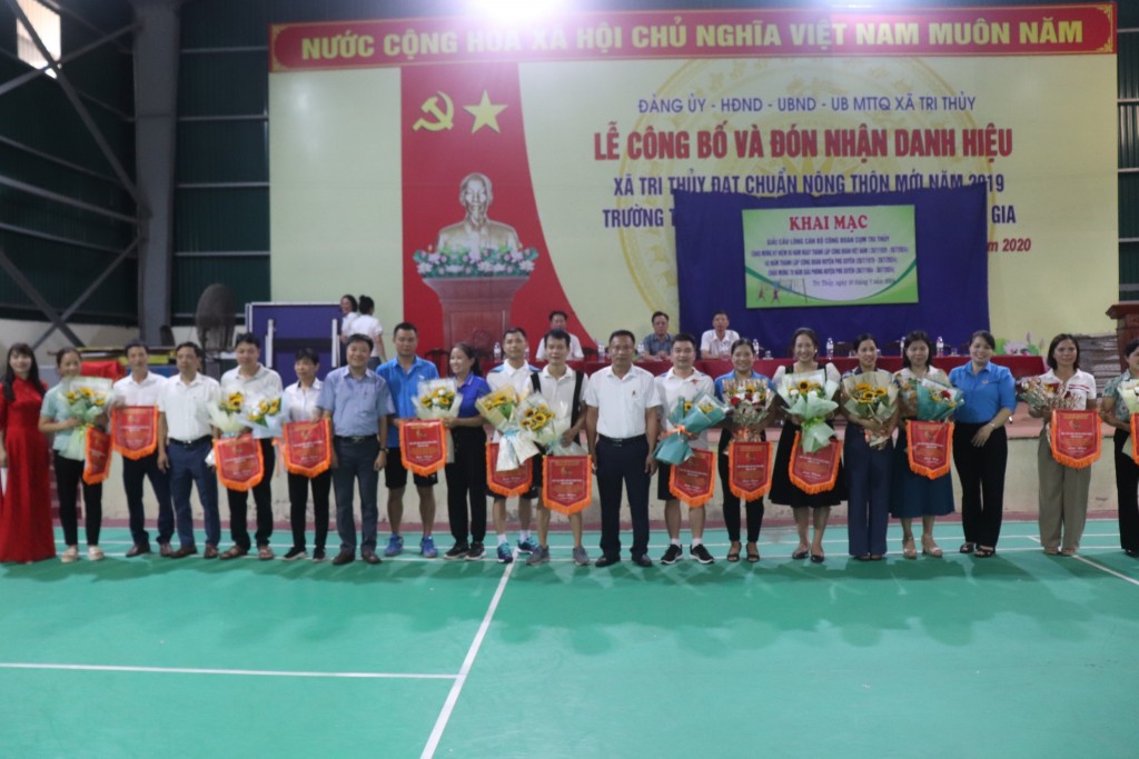 Sôi nổi Giải Cầu lông cán bộ Công đoàn huyện Phú Xuyên