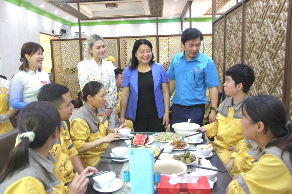 LĐLĐ huyện Chương Mỹ: Ra mắt Tủ sách Công đoàn nâng cao đời sống văn hóa cho người lao động