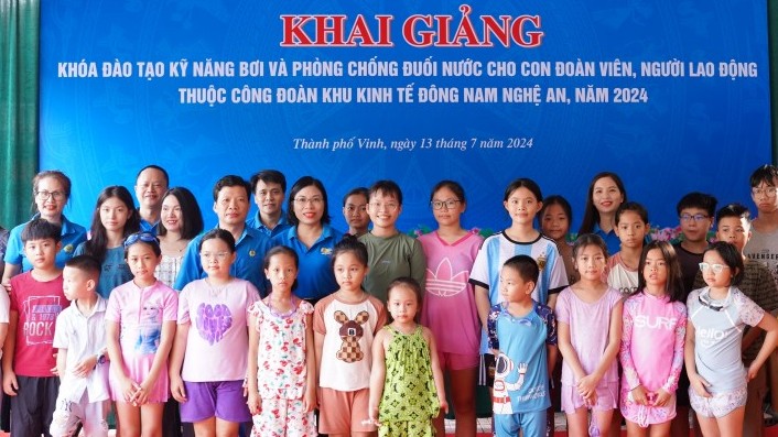 Nghệ An: Khai giảng lớp học bơi cho con đoàn viên, người lao động thuộc Khu kinh tế Đông Nam