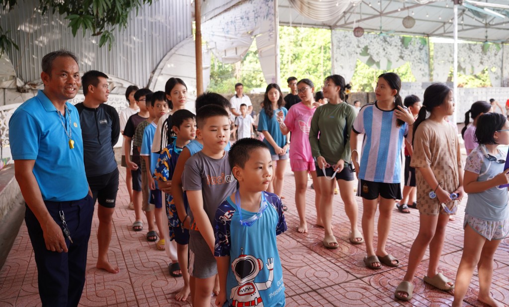 Nghệ Nghệ An: Khai giảng lớp học bơi cho con đoàn viên, người lao động thuộc KKT Đông Nam