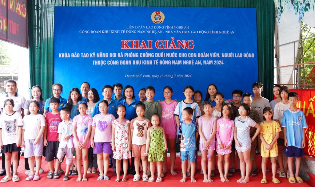 Nghệ Nghệ An: Khai giảng lớp học bơi cho con đoàn viên, người lao động thuộc KKT Đông Nam