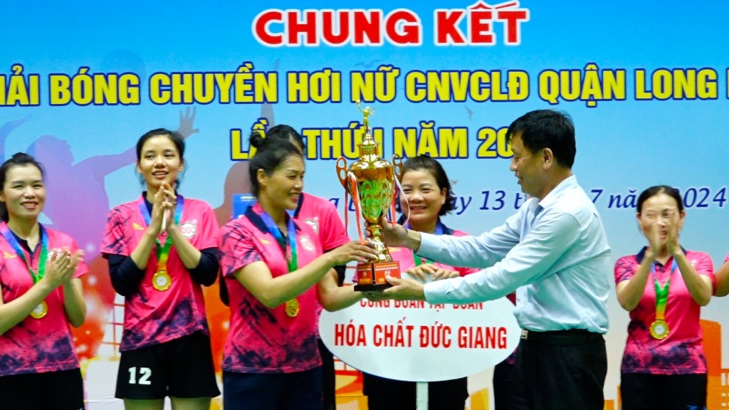 Sôi nổi Giải bóng chuyền hơi nữ CNVCLĐ quận Long Biên lần thứ I năm 2024