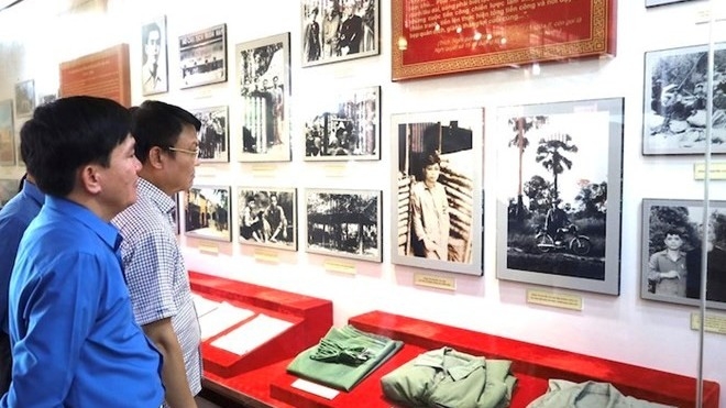 Lãnh đạo Tổng LĐLĐ Việt Nam dâng hương tưởng niệm đồng chí Nguyễn Văn Linh