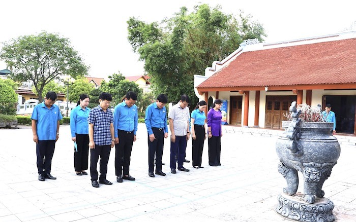 Lãnh đạo Tổng LĐLĐ Việt Nam dâng hương tưởng niệm đồng chí Nguyễn Văn Linh