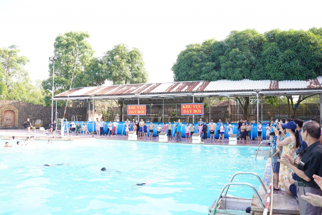 TP Vinh: Con đoàn viên, người lao động vui vẻ khi tham gia khóa học bơi miễn phí
