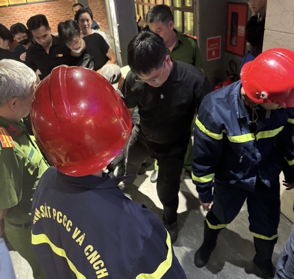 Giải cứu 9 người bị mắc kẹt trong thang máy tại thành phố Hồ Chí Minh