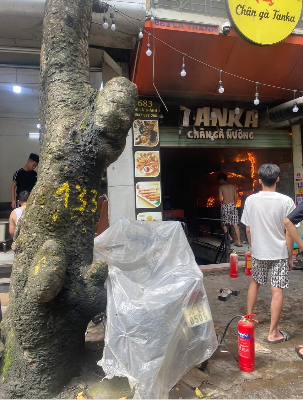 Cháy tại quán kinh doanh chân gà nướng trên phố Đê La Thành