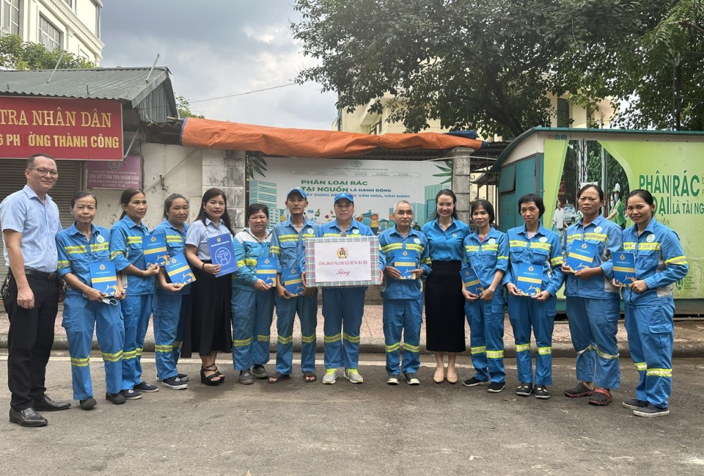 Công đoàn ngành Xây dựng Hà Nội thăm, động viên đoàn viên, công nhân môi trường