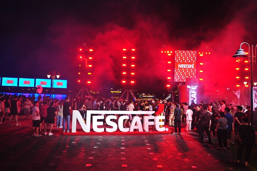3. Hàng nghìn người dân và du khách thưởng thức trải nghiệm đa giác quan NESCAFÉ tại Bến Bạch Đằng