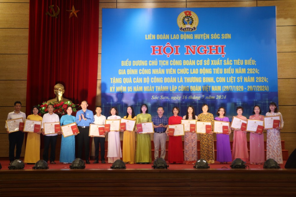 LĐLĐ huyện Sóc Sơn: Biểu dương 114 gia đình công nhân viên chức lao động tiêu biểu
