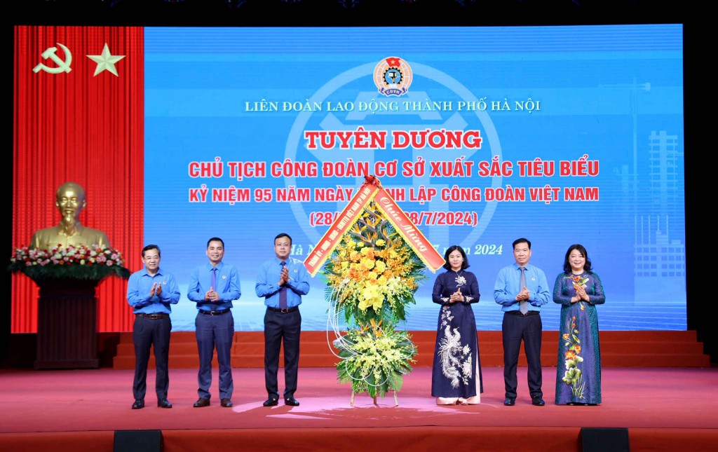 TRỰC TUYẾN: Trang trọng Chương trình kỷ niệm 95 năm Ngày thành lập Công đoàn Việt Nam