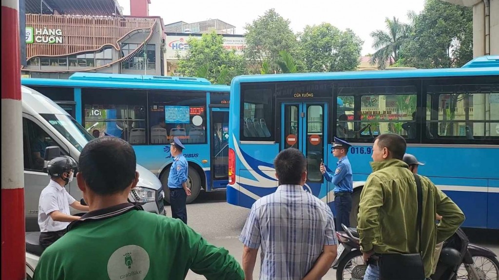 Hà Nội: Không chấp hành hiệu lệnh, tài xế xe núp bóng xe hợp đồng bỏ chạy