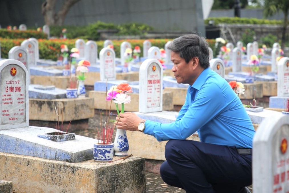 Đoàn công tác Tổng Liên đoàn Lao động Việt Nam tri ân các anh hùng liệt sĩ ở Quảng Trị