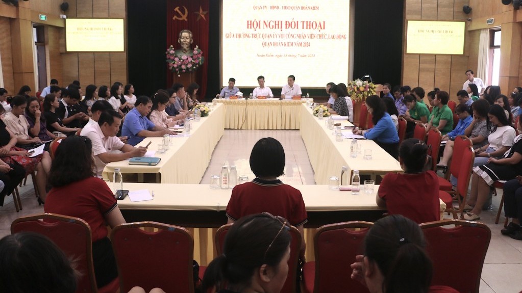 Lãnh đạo quận Hoàn Kiếm đối thoại với công nhân, viên chức, lao động