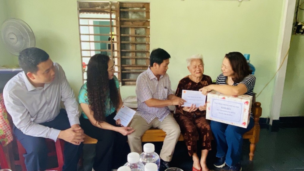 Công đoàn Cục Thuế thành phố Hà Nội thăm và tặng quà Mẹ Việt Nam anh hùng
