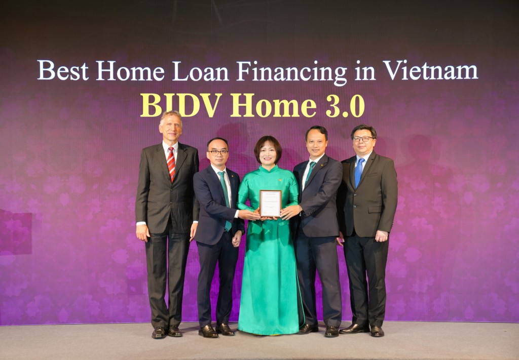 Đại diện BIDV nhận giải thưởng Sản phẩm vay nhà ở tốt nhất Việt Nam