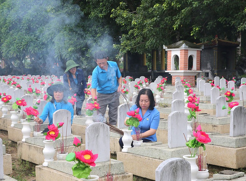 Đoàn công tác Tổng LĐLĐ Việt Nam tri ân các anh hùng liệt sĩ tại Nghệ An