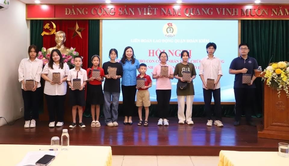 LĐLĐ quận Hoàn Kiếm trao 100 suất quà cho con đoàn viên vượt khó học giỏi