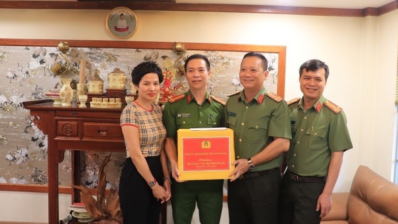 Lãnh đạo Công an thành phố Hà Nội thăm hỏi, tri ân các anh hùng, liệt sỹ
