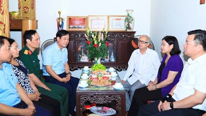 Lãnh đạo thành phố Hà Nội thăm, tặng quà thương binh, gia đình chính sách