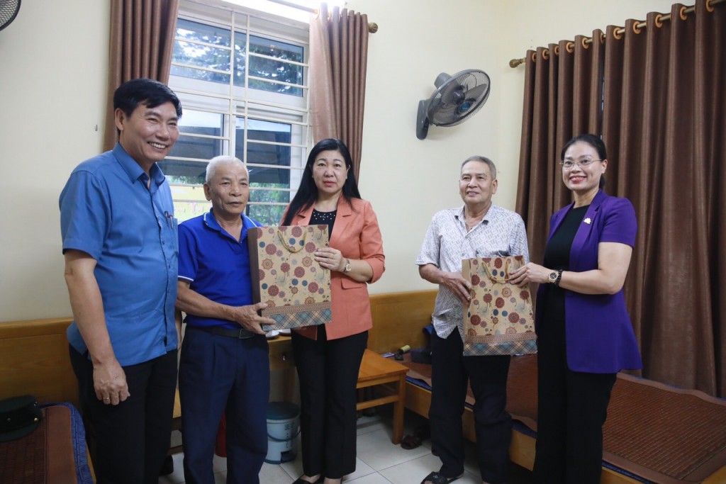 Chủ tịch Ủy ban MTTQ Việt Nam thành phố Hà Nội thăm, tặng quà người có công