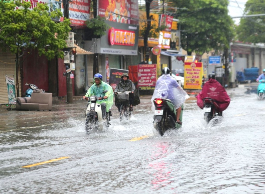 Hà Nội: Mưa kéo dài khiến người dân đi lại khó khăn