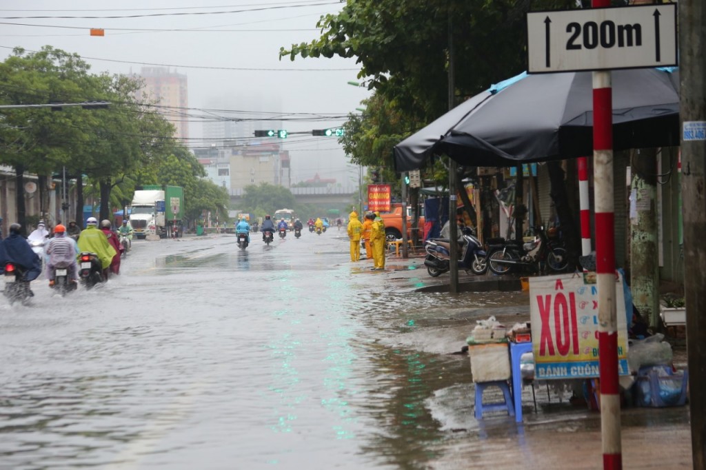 Hà Nội: Mưa kéo dài khiến người dân đi lại khó khăn
