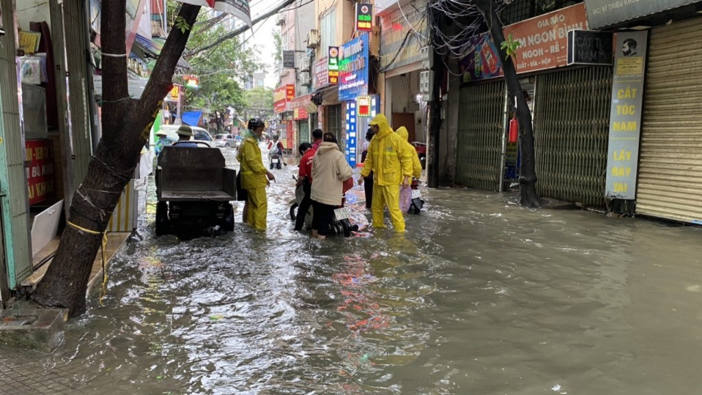 Hà Nội: Khẩn trương khắc phục các điểm ngập úng do ảnh hưởng cơn bão số 2